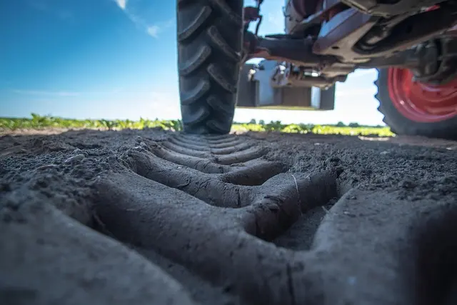 Comment bien choisir les pneus pour votre matériel tracteur