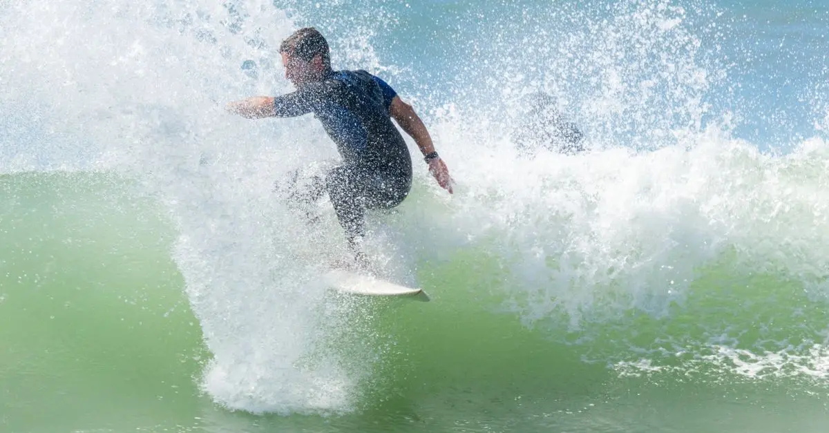 Comment Choisir le Bon Équipement pour le Surf