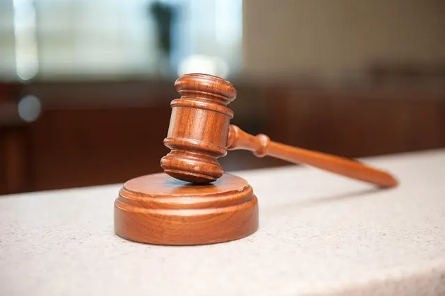 How to Choose Between Solicitor and Barrister Careers