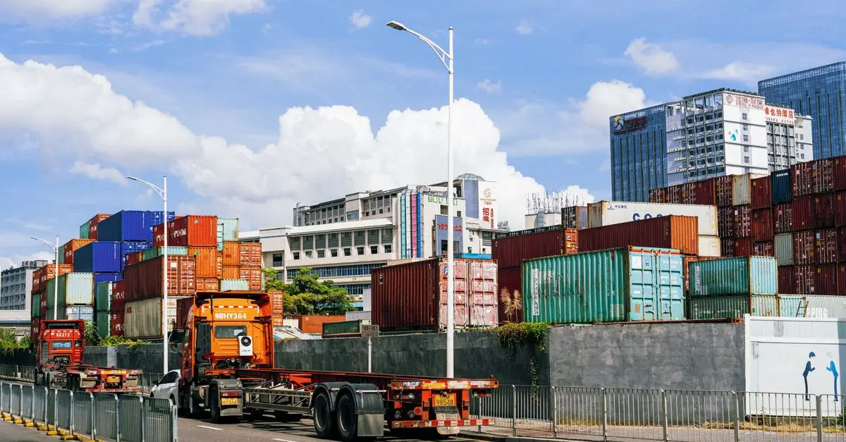 Comment le commerce connecté révolutionne la logistique moderne