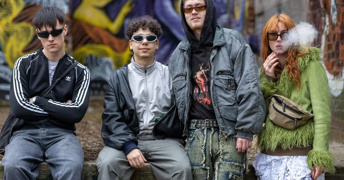 Comment Créer un Look Jeune et Tendance avec des Vêtements Unisexes