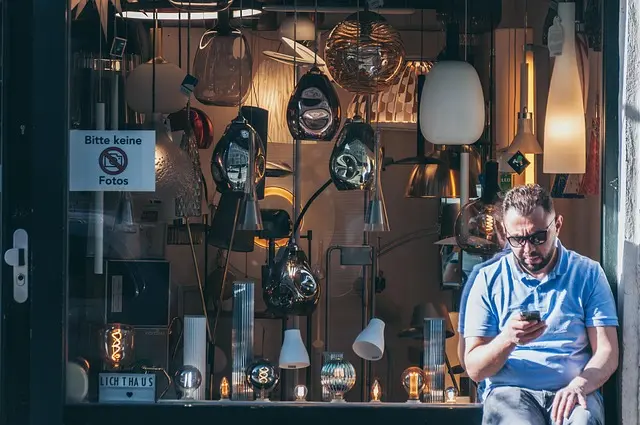 How Smart Mirrors Will Enhance Future Phone Store Shopping