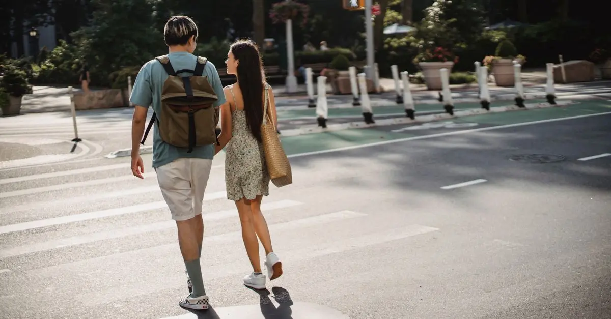 Pourquoi le combo robe et baskets cartonne-t-il ?