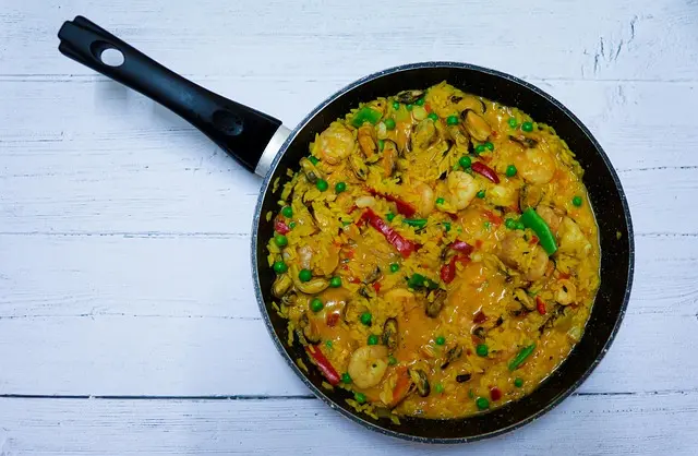 Cómo hacer una exquisita paella con mariscos: receta y secretos
