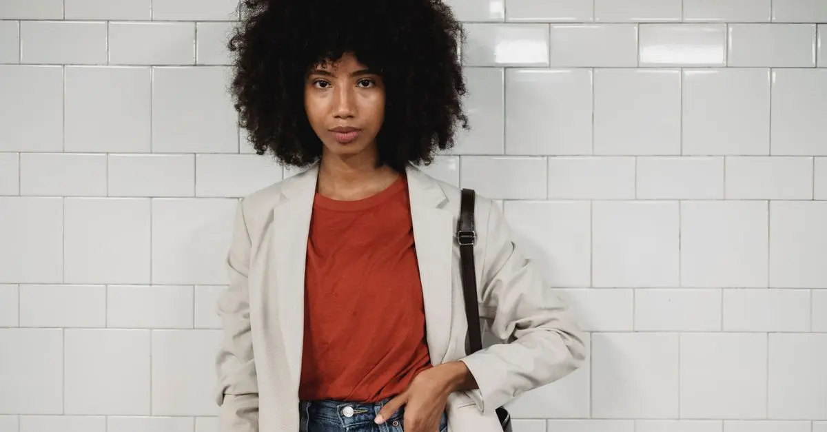 Comment porter le blazer chic pour un look impeccable