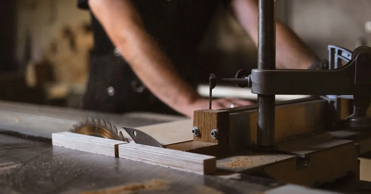 Comparatif : Menuiserie sur mesure vs standard, lequel choisir ?