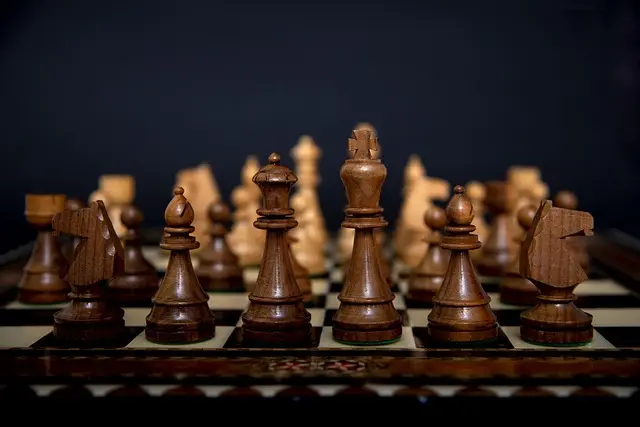 Cómo organizar una velada de juegos de mesa en español perfecta