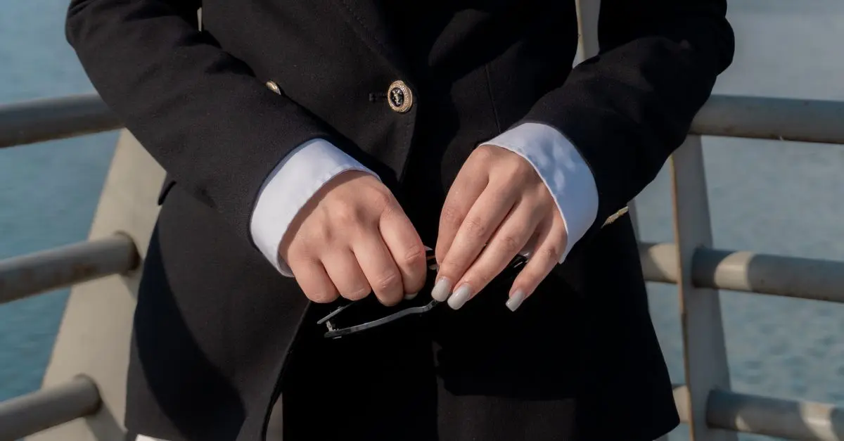10 conseils mode pour bien porter la chemise blanche avec élégance