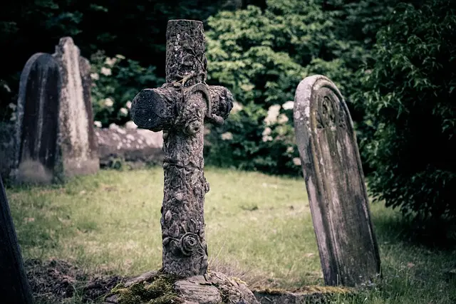 Comment choisir entre crémation et inhumation : guide complet