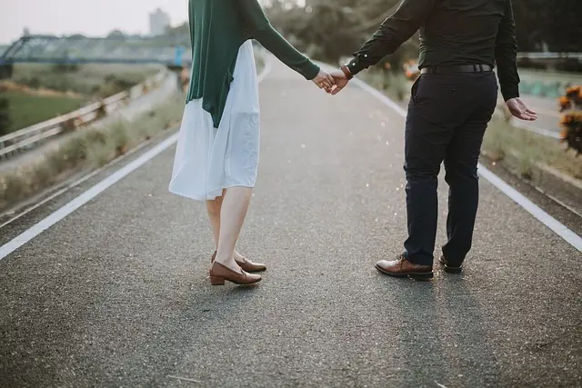 Comment Faire des Vœux de Mariage Émotionnels et Autenticité