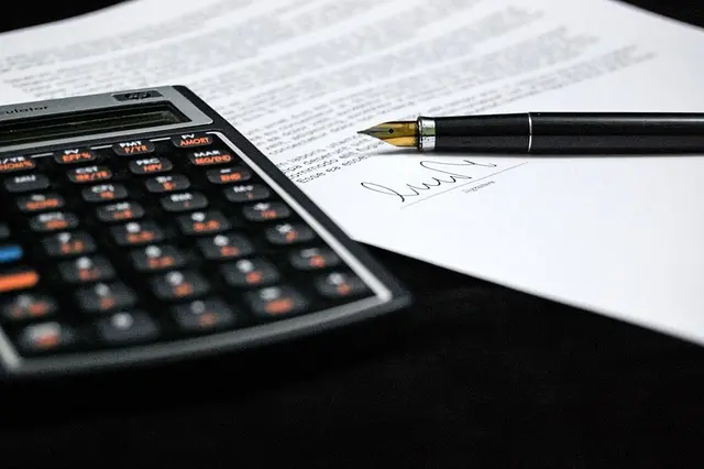 Comment évaluer les frais liés à un regroupement de crédits