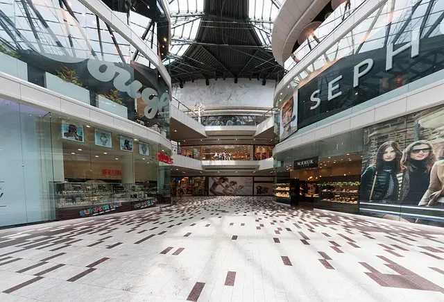 10 Smart Gadgets Transforming Your Shopping Experience