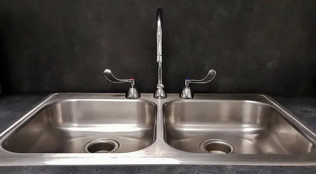 Comment déboucher une canalisation rapidement : 5 méthodes efficaces