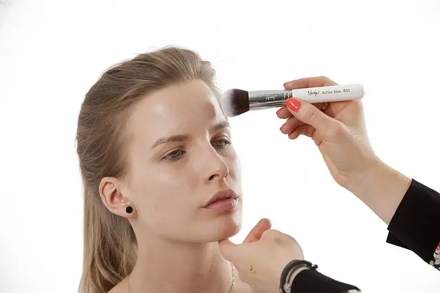 Maquillage hybride pour les peaux matures : conseils et astuces