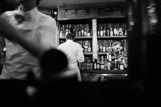 Cómo Disfrutar de la Vida Nocturna en España: Guía Completa