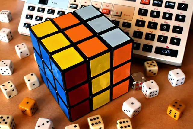 10 astuces indispensables pour résoudre un Rubik's Cube rapidement