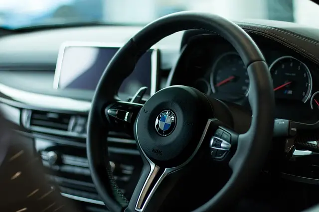 Comment le poids du volant influence votre vitesse de conduite