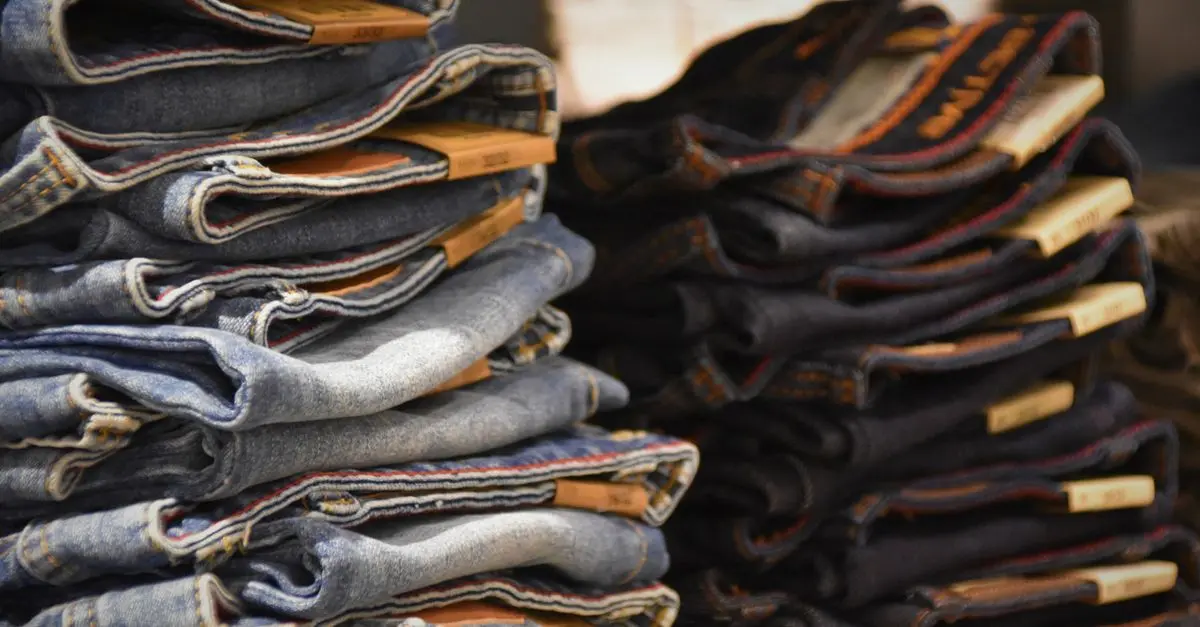 Denim: Jak wybrać idealne dżinsy do sylwetki?