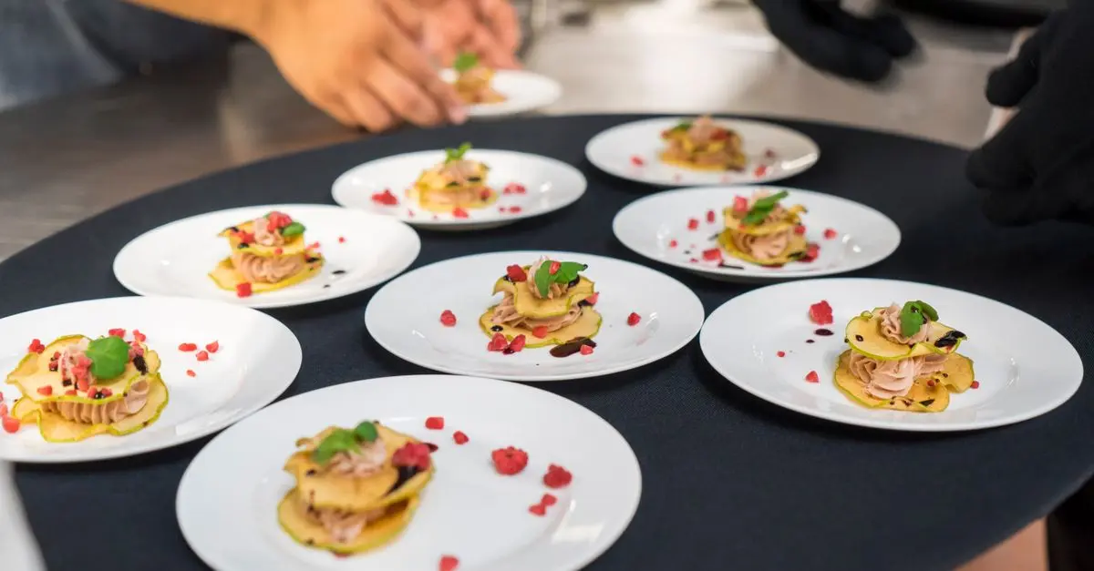 Les Meilleurs Accords entre Liqueurs et Plats à Déguster