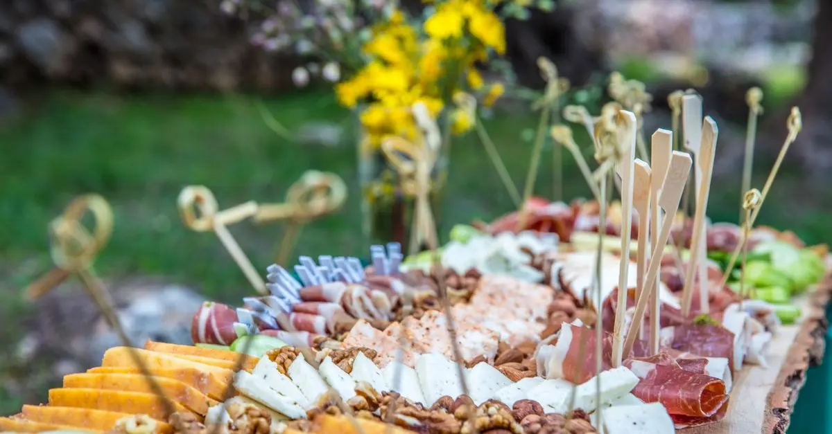 Comment Réussir un Apéritif à Thème Étonnant