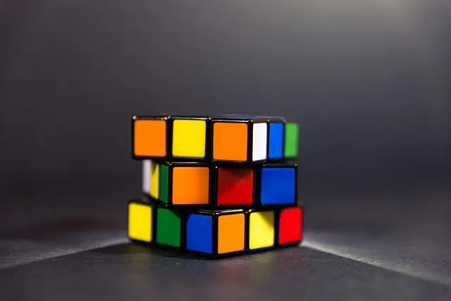 5 astuces essentielles pour résoudre le Rubik's Cube à l'aveugle