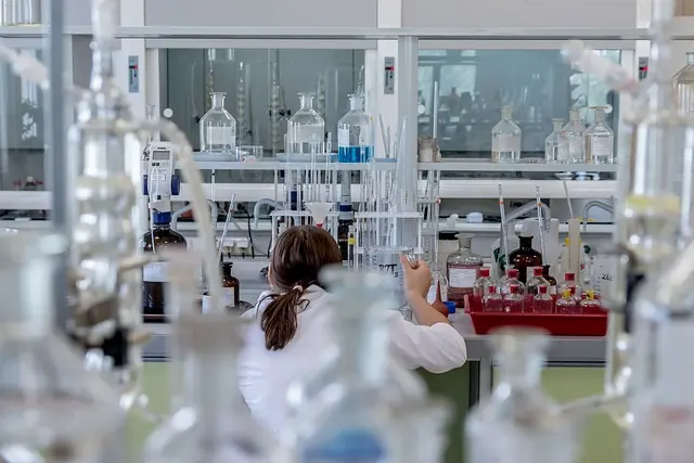 Comment surmonter les défis de la découverte scientifique