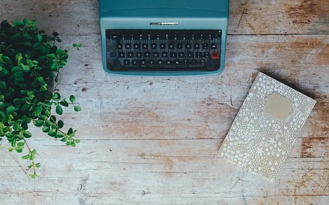 Comment choisir les bons produits pour restaurer vos meubles anciens