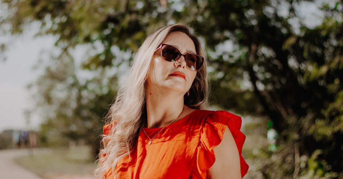Comment porter les couleurs vives avec élégance
