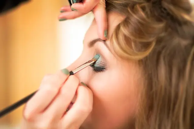 Comment Évaluer Votre Type de Peau pour un Teint Parfait