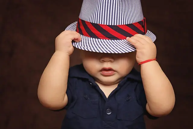 Les Accessoires Incontournables pour Habiller Bébé avec Style