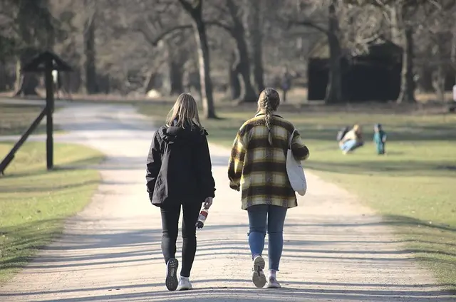 Comment intégrer la marche méditative dans vos pauses