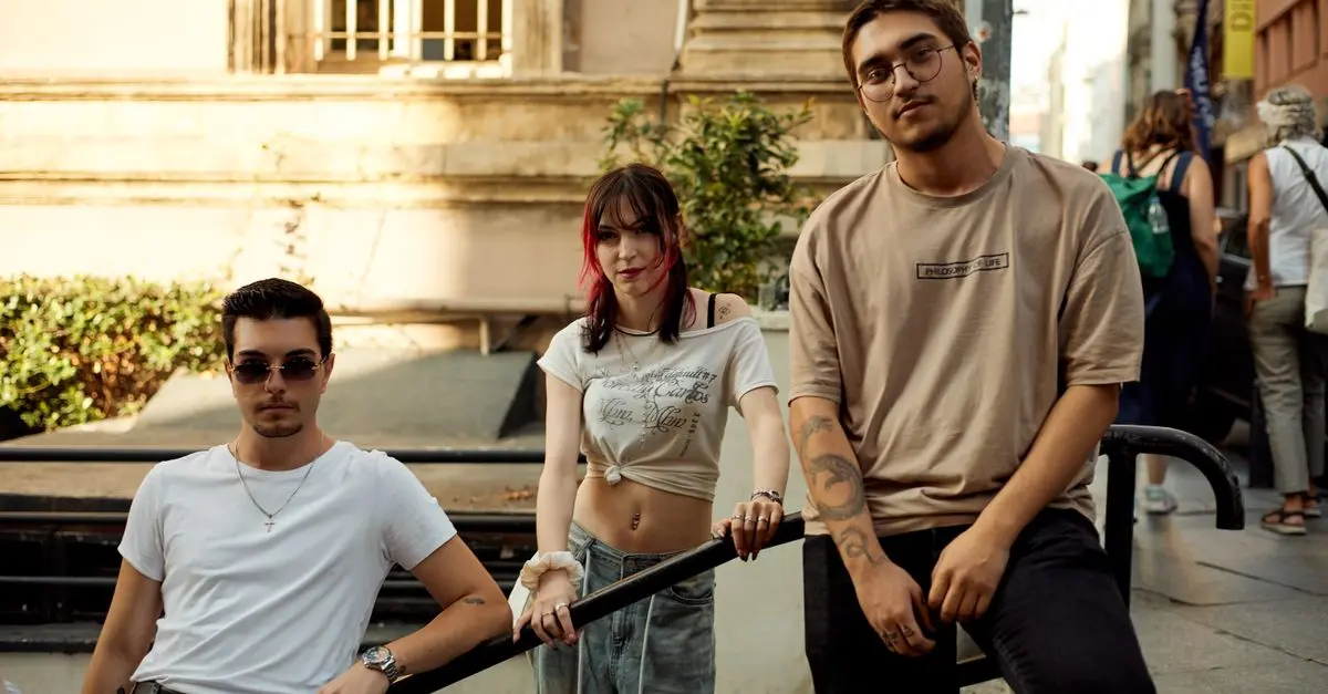 Comment Créer un Look Tendance avec des Vêtements Jeunes