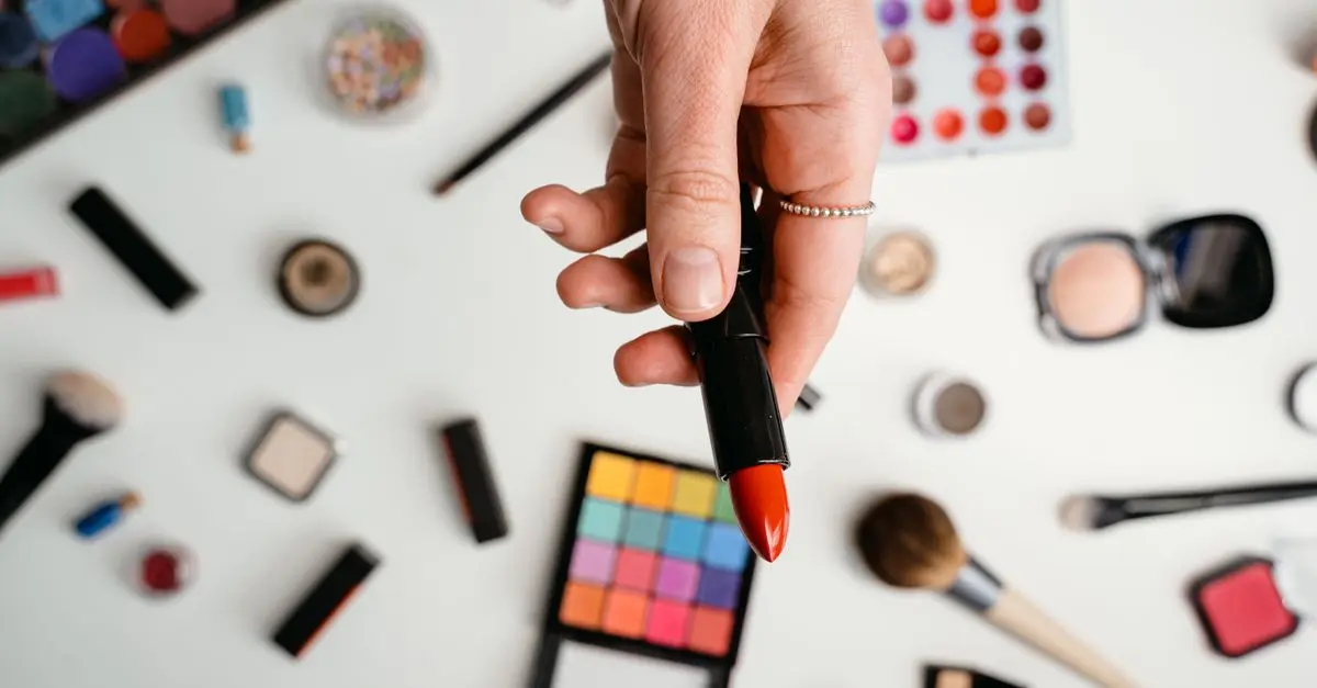 Comment choisir le bon maquillage pour accompagner votre look