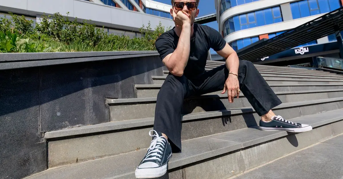 Comment porter le t-shirt parfait pour un look masculin réussi