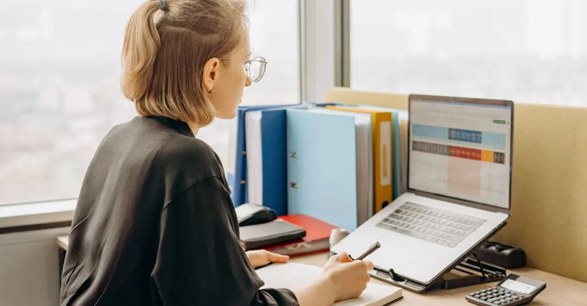 Comparatif : Chaise ergonomique vs bureau debout