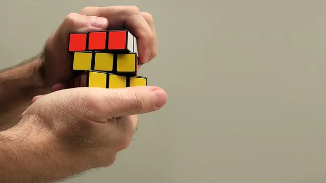 10 astuces essentielles pour résoudre votre Rubik's Cube facilement