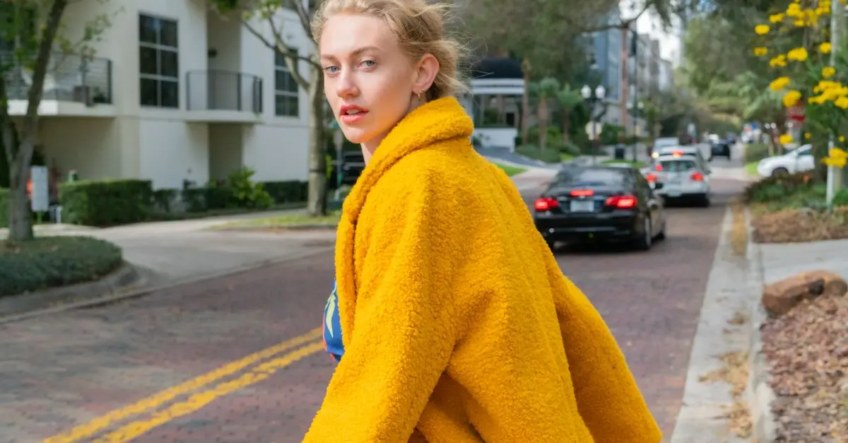 Comment porter les couleurs vives pour un look audacieux