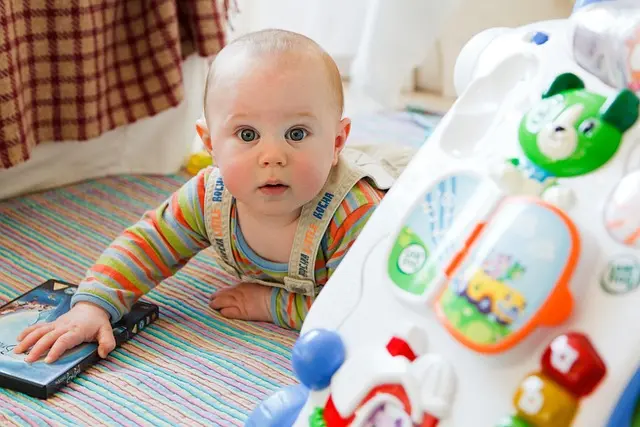 Comment Favoriser l'Éveil Sensoriel de Bébé Dès la Naissance