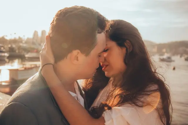 Comment les gestes tendres renforcent l'amour au quotidien
