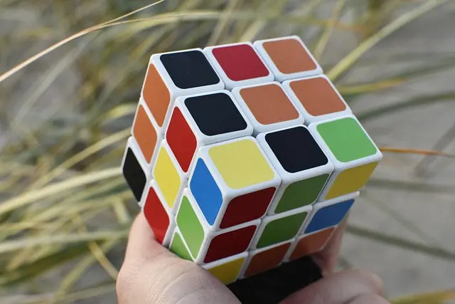 10 astuces efficaces pour résoudre rapidement votre Rubik's Cube