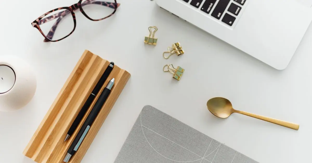 5 accessoires pour rehausser vos tenues de travail