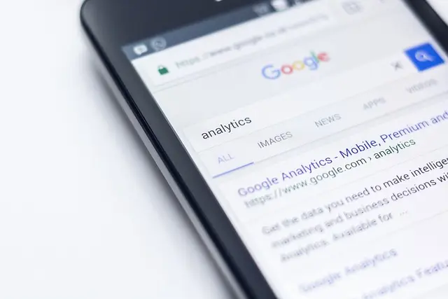 Comment l'économie influence les comportements d'achat en ligne