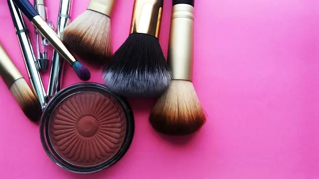 Comment le maquillage hybride peut améliorer votre routine beauté