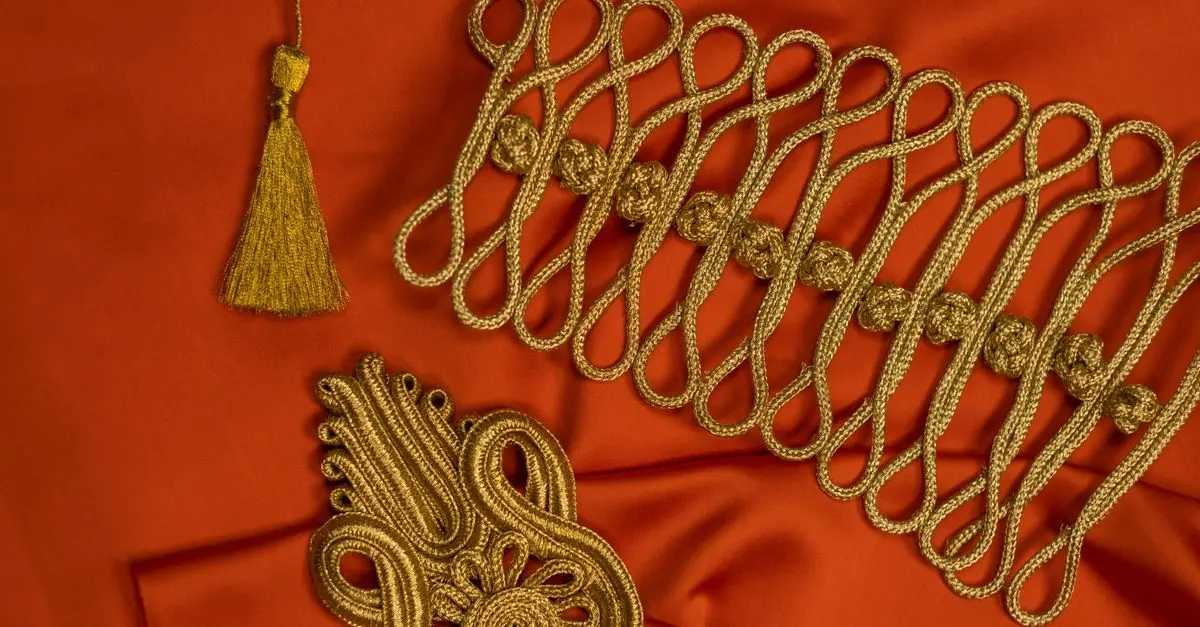 Jak stylowo nosić akcesoria w codziennych stylizacjach?