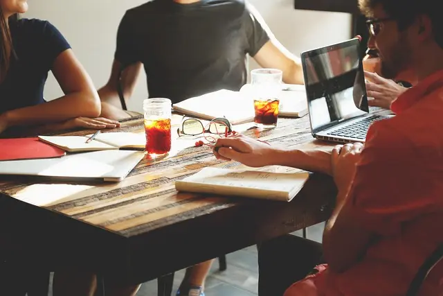 Comment comparer les devis d'électriciens de confiance