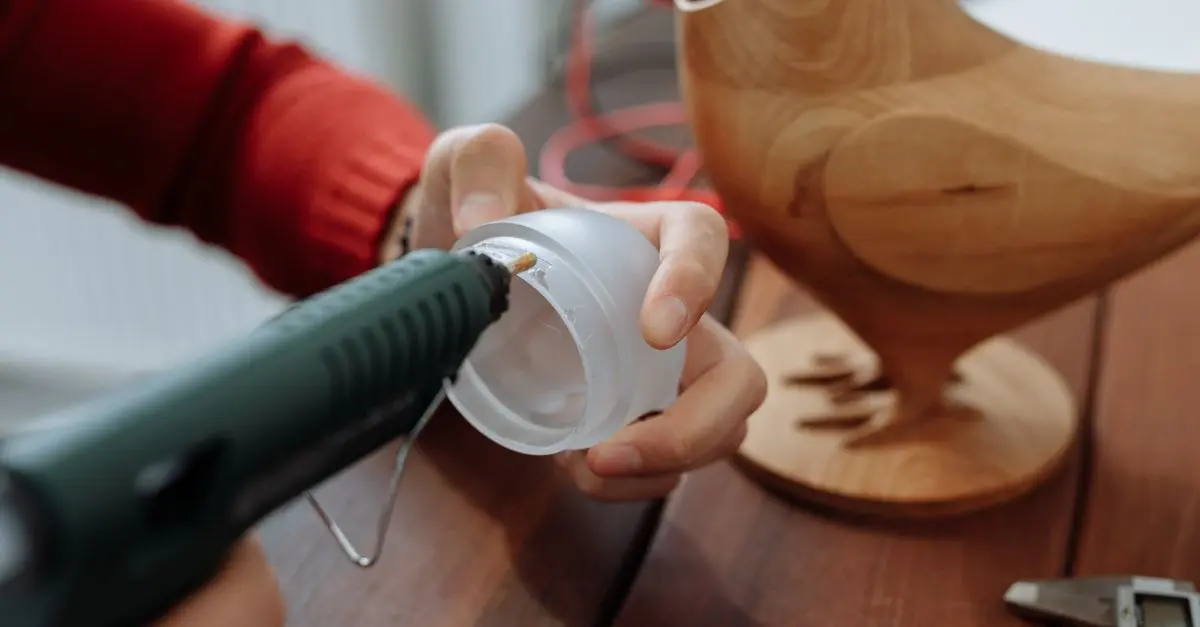 Cómo hacer una lámpara de mesa DIY con materiales reciclados
