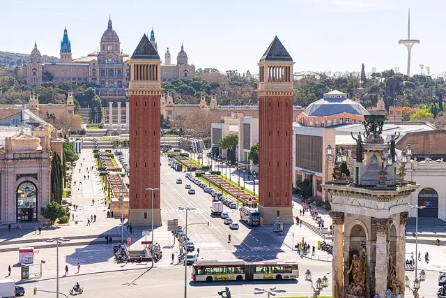 Guía práctica para descubrir el bullicio de las plazas españolas