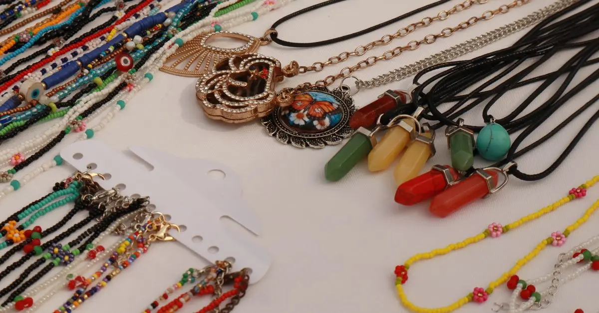 Jak nosić akcesoria w stylu boho? Przewodnik modowy