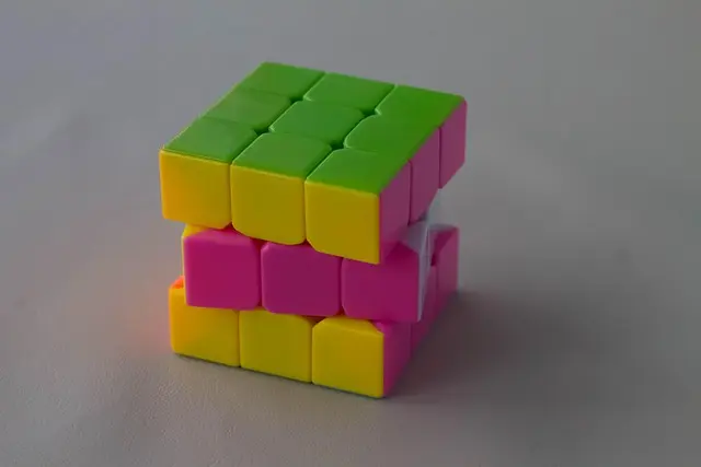 Comment apprendre à résoudre le Rubik's Cube en 5 étapes faciles