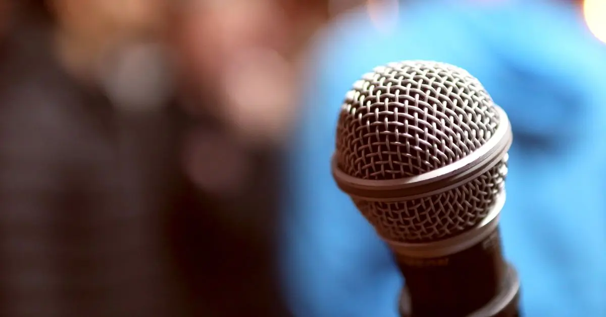 Cómo organizar una noche de karaoke en español: guía práctica